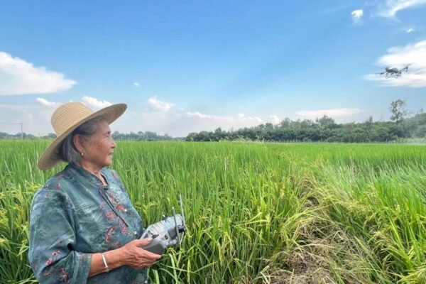 82-year-old woman in E China becomes drone pilot