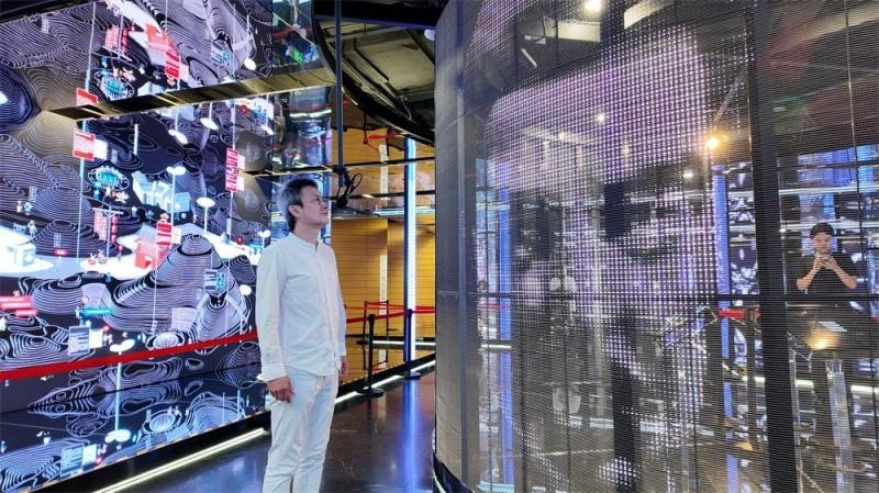 Technology enhances immersive reading experience in Beijing